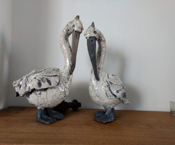 2 pelikanen Raku gestoorkt