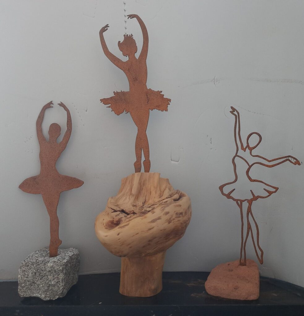 "Ballerina"- roestig staal - Lou de Wit