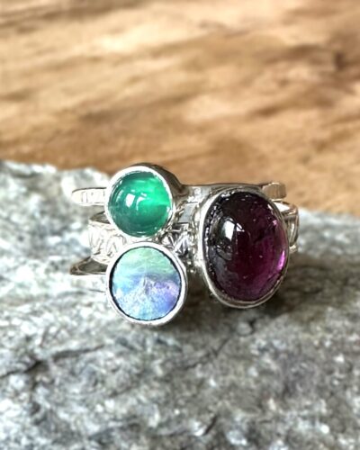 "Stapeltje Geluk" - Sterling zilveren ringset met rhodoliet granaat, groene onyx en abalone parelmoer - Marjolein Meijer