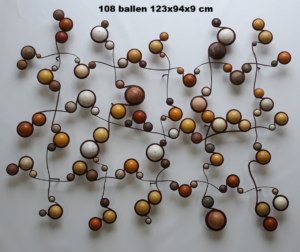 "108 Ballen"- roestig materiaal, ballen zijn van keramiek, hout, glas - bakeliet - Lou de Wit