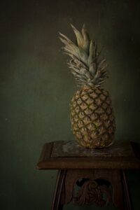 "Ananas op krukje"- Foto op Dibond - 20 x 30 cm - Mirjam Poldermans