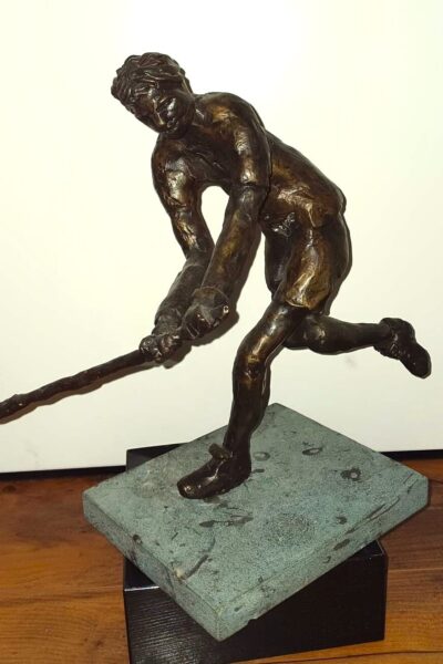 "De hockey jongen" - Bronzen beeld - 27x10 cm - Nanny Blank