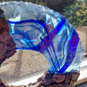 "Glas met houtschors"- op een sokkel van hardsteen - Gundhild van Maanen