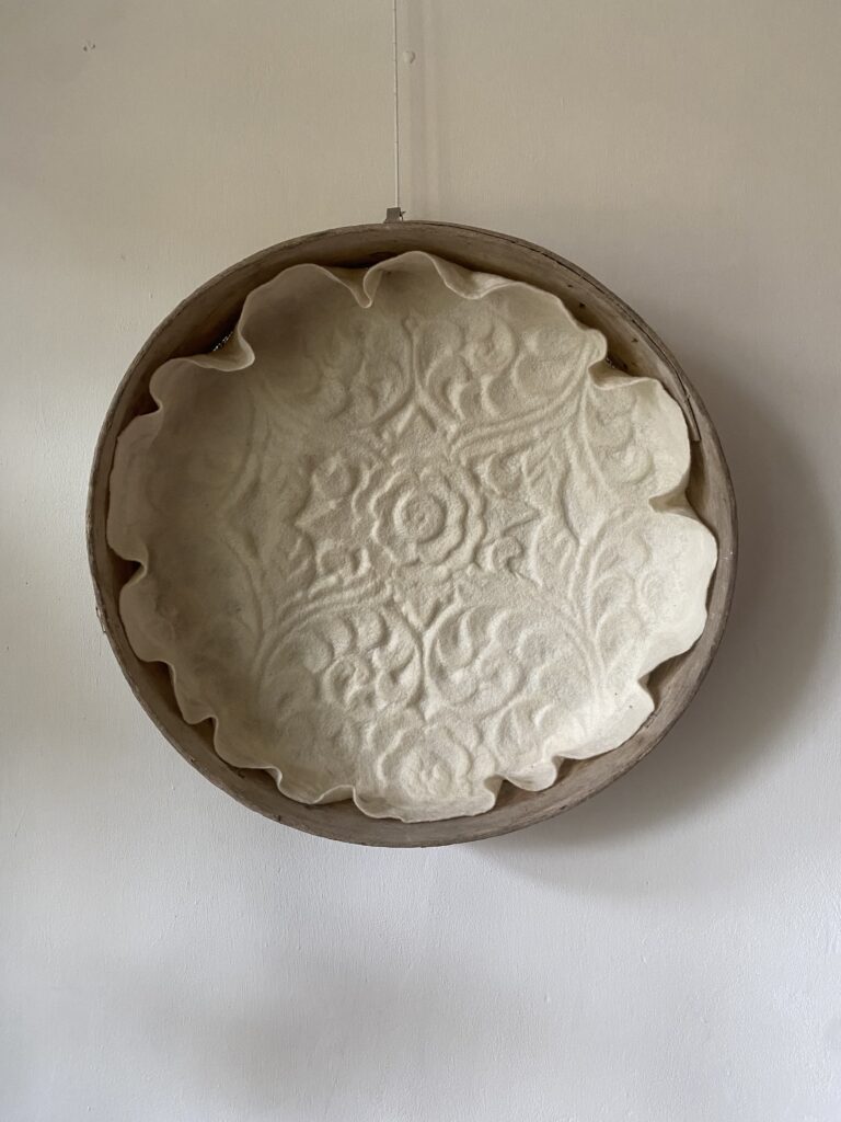 "Lotusbloem"- merinowol afduk in houten zeef - 45 cm - Elsie Le Coq