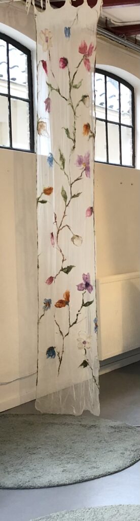 "Raamsluier"- wol met zijde vezels gevilt op zijde - 250x70 cm - Elsie Le Coq