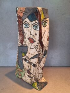 "Vaas met gezichten"- keramiek - Gerda van de Brug