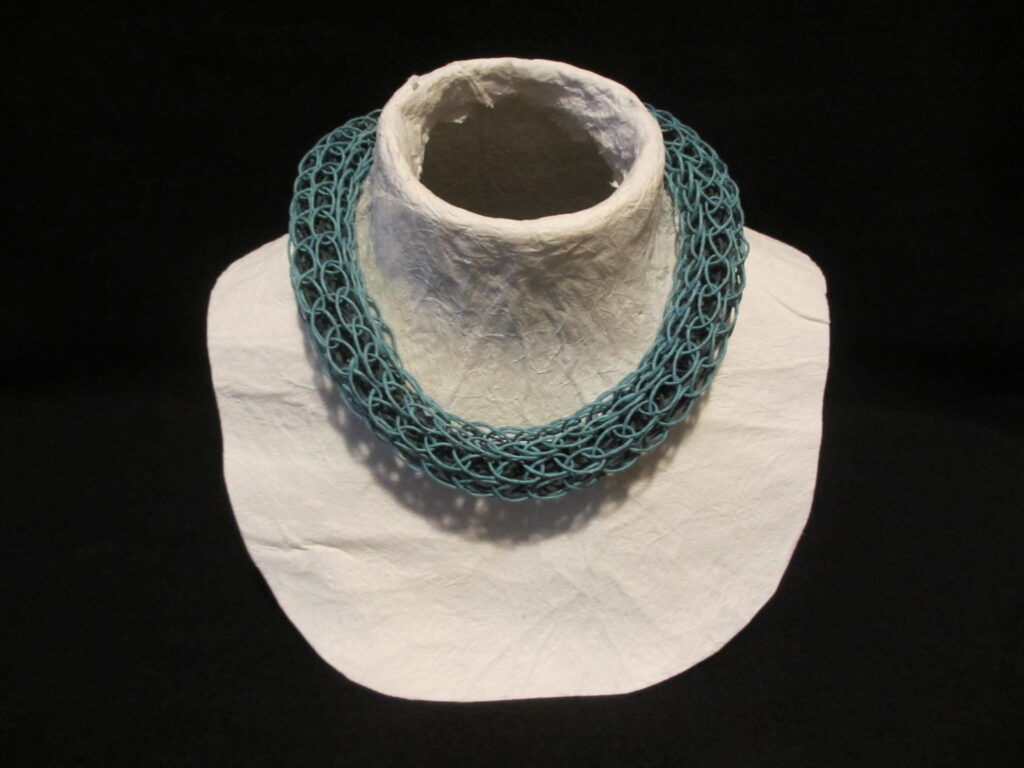 "Gepunnikt papiergaren"- turkoois - Irma de Jong