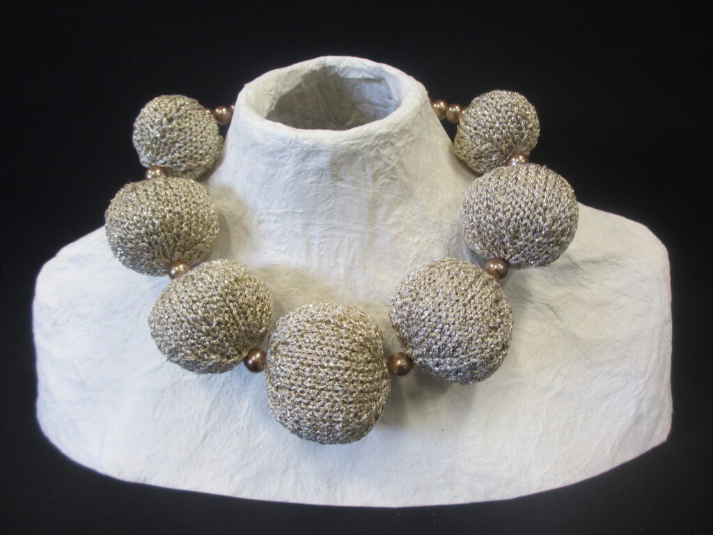 "Gouden ballen gebreid"- Irma de Jong